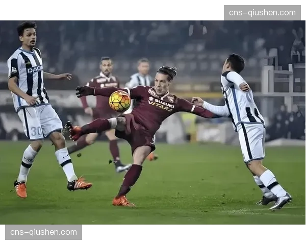 都灵德比爆发大规模冲突,比赛中断十分钟 都灵德比爆发大规模冲突,比赛中断十分钟